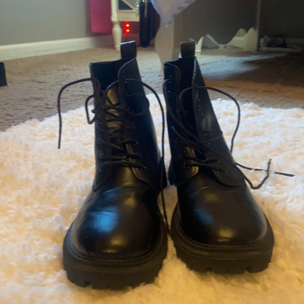SIZE 9 DOC MARTINS LOOKING FOR A HOME FLASH SALE